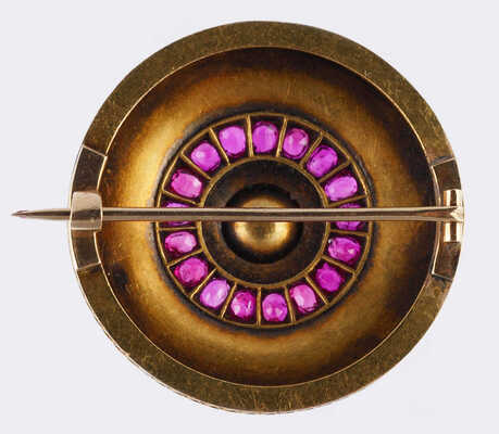 Брошь из желтого металла, общим весом 14,30 грамма, содержит вставки